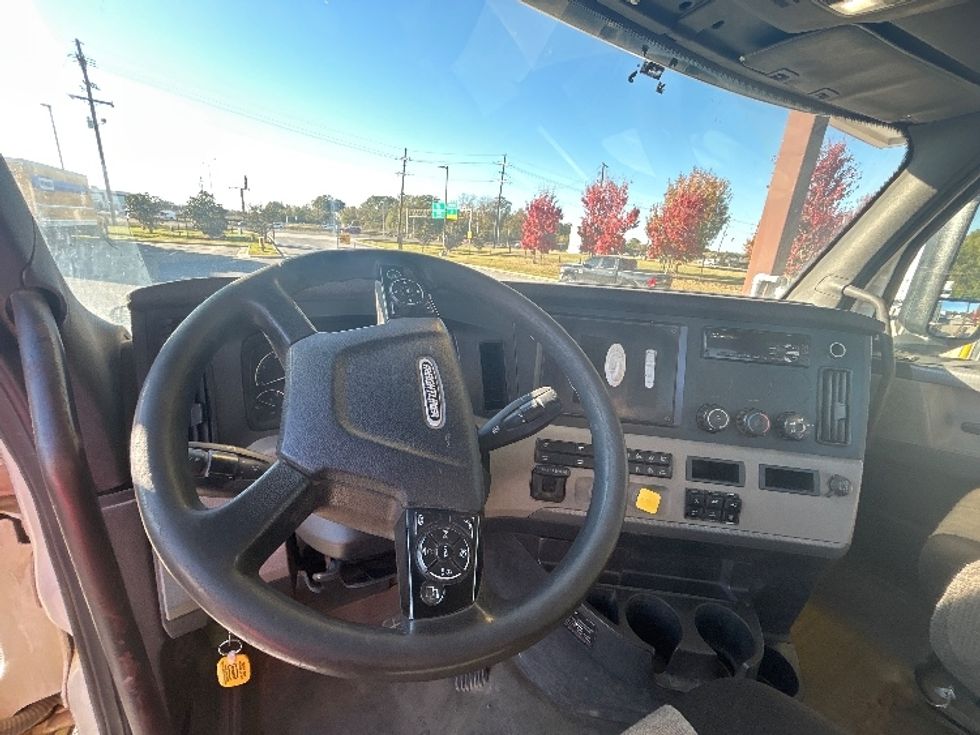 Day Cab Tractor-Heavy Duty Tractors-Freightliner-2020-T12664ST-Hammond-LA-162,573\n\t\tmiles-$ 66,750 - Image 11