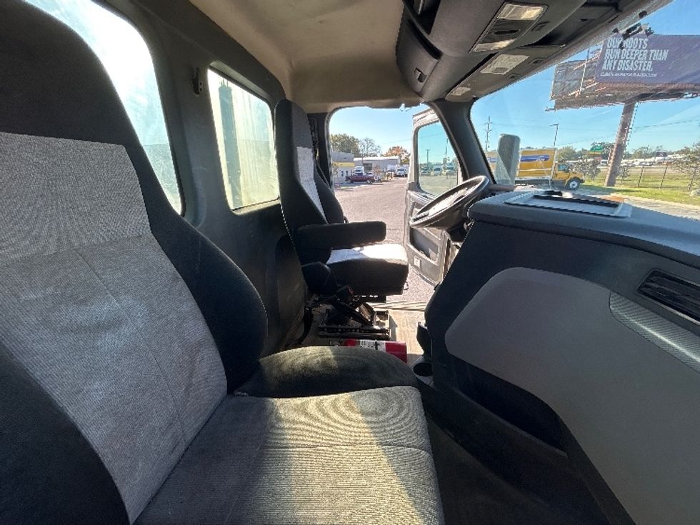 Day Cab Tractor-Heavy Duty Tractors-Freightliner-2020-T12664ST-Hammond-LA-162,573\n\t\tmiles-$ 66,750 - Image 14