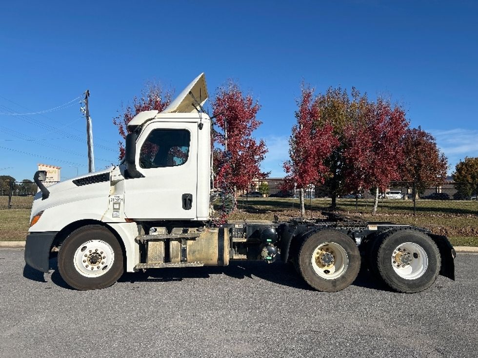 Day Cab Tractor-Heavy Duty Tractors-Freightliner-2020-T12664ST-Hammond-LA-162,573\n\t\tmiles-$ 66,750 - Image 4