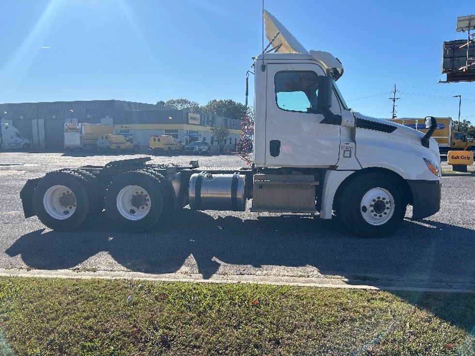Day Cab Tractor-Heavy Duty Tractors-Freightliner-2020-T12664ST-Hammond-LA-162,573\n\t\tmiles-$ 66,750 - Image 8