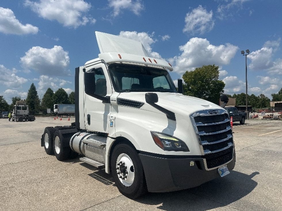 Day Cab Tractor-Heavy Duty Tractors-Freightliner-2020-T12664ST-Hammond-LA-235,550\n\t\tmiles-$ 66,000 - Image 1