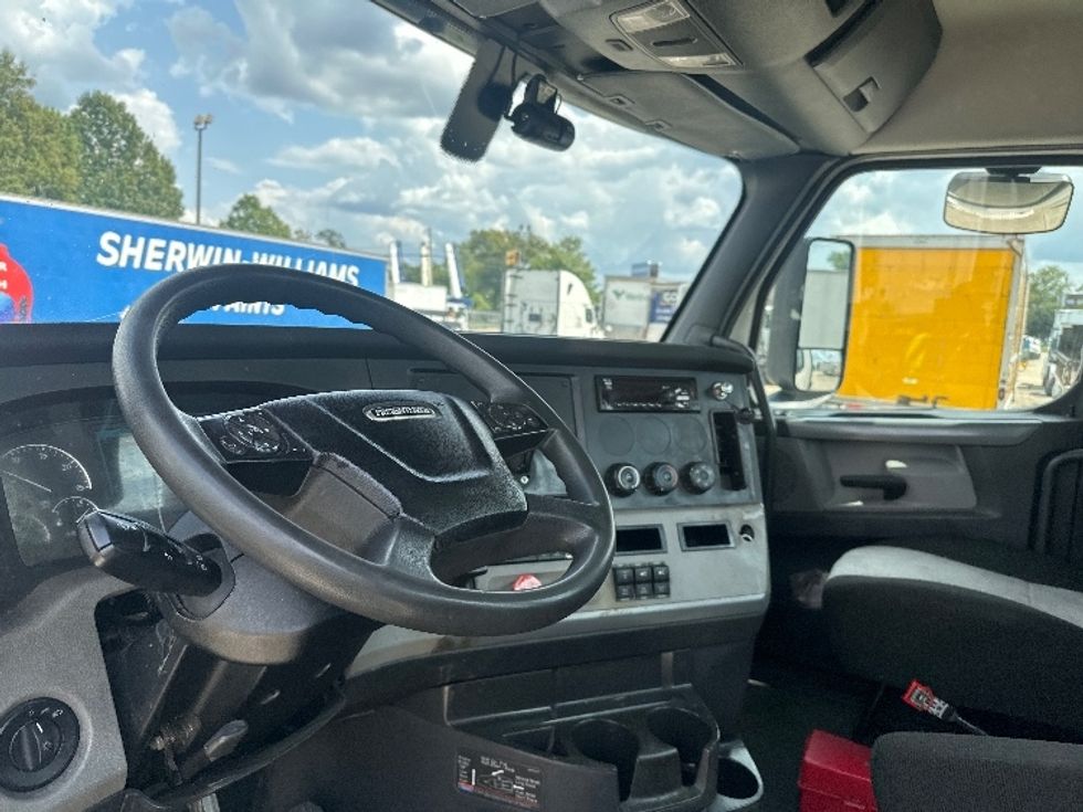 Day Cab Tractor-Heavy Duty Tractors-Freightliner-2020-T12664ST-Hammond-LA-235,550\n\t\tmiles-$ 66,000 - Image 10