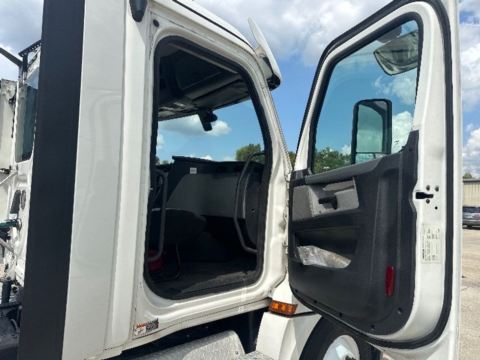Day Cab Tractor-Heavy Duty Tractors-Freightliner-2020-T12664ST-Hammond-LA-235,550\n\t\tmiles-$ 66,000 - Image 12