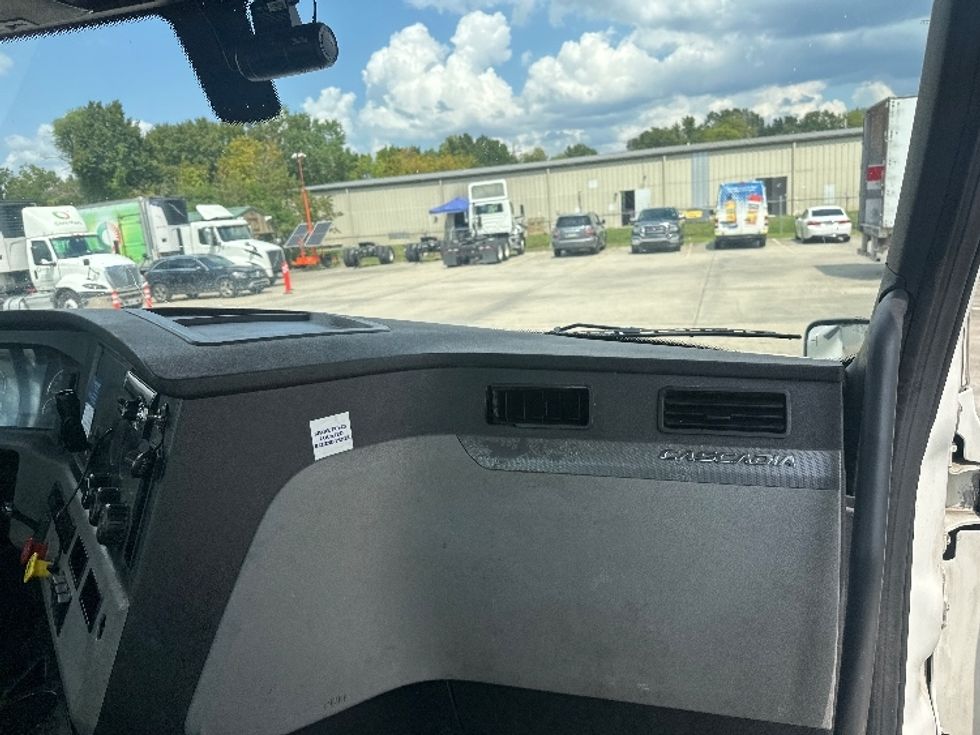Day Cab Tractor-Heavy Duty Tractors-Freightliner-2020-T12664ST-Hammond-LA-235,550\n\t\tmiles-$ 66,000 - Image 13