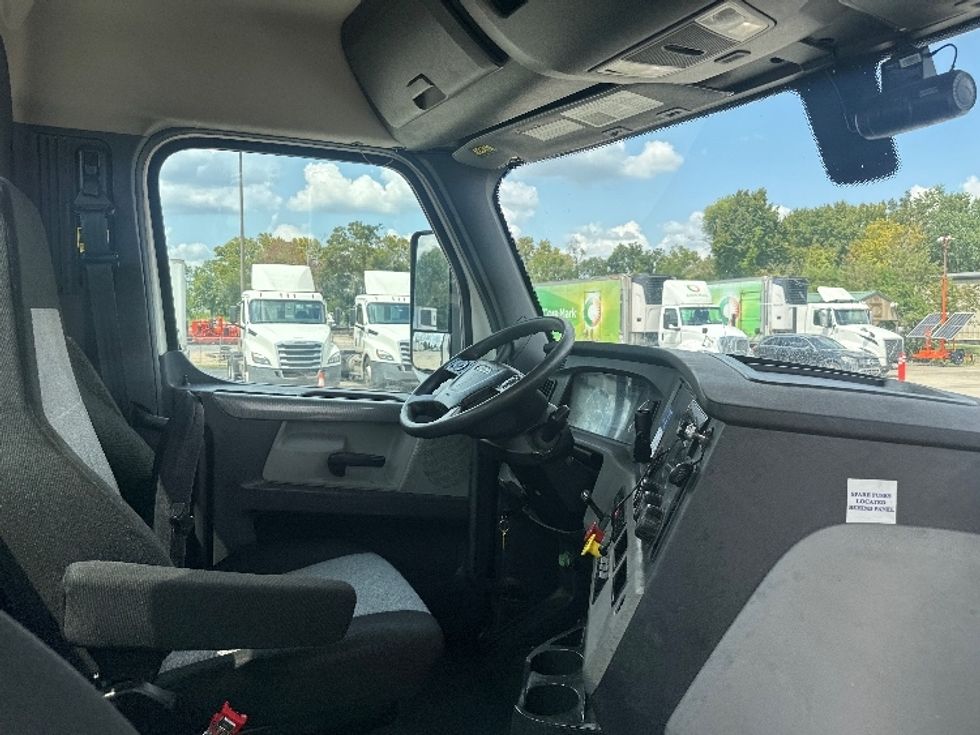 Day Cab Tractor-Heavy Duty Tractors-Freightliner-2020-T12664ST-Hammond-LA-235,550\n\t\tmiles-$ 66,000 - Image 14