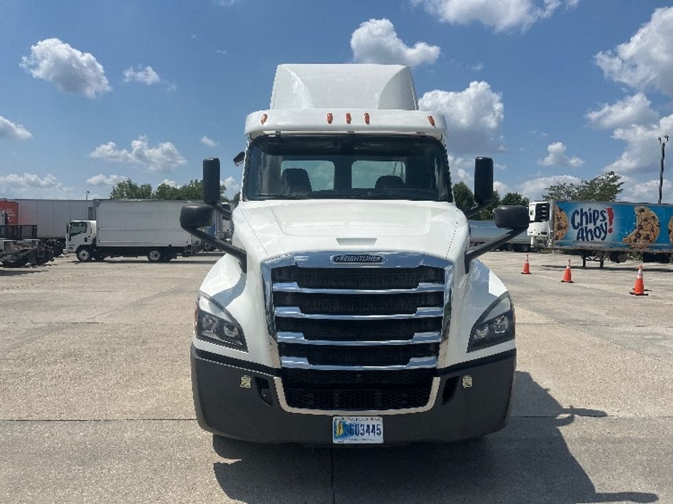 2020 Freightliner Cascadia 126" Day cab photo 2