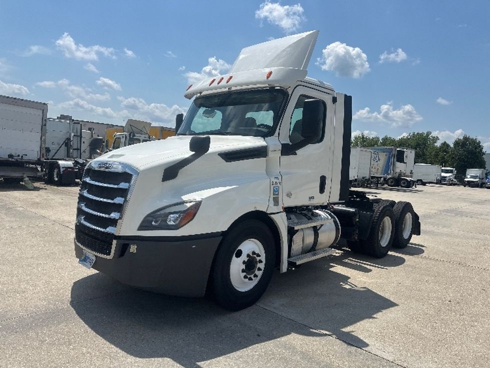 2020 Freightliner Cascadia 126" Day cab photo 3