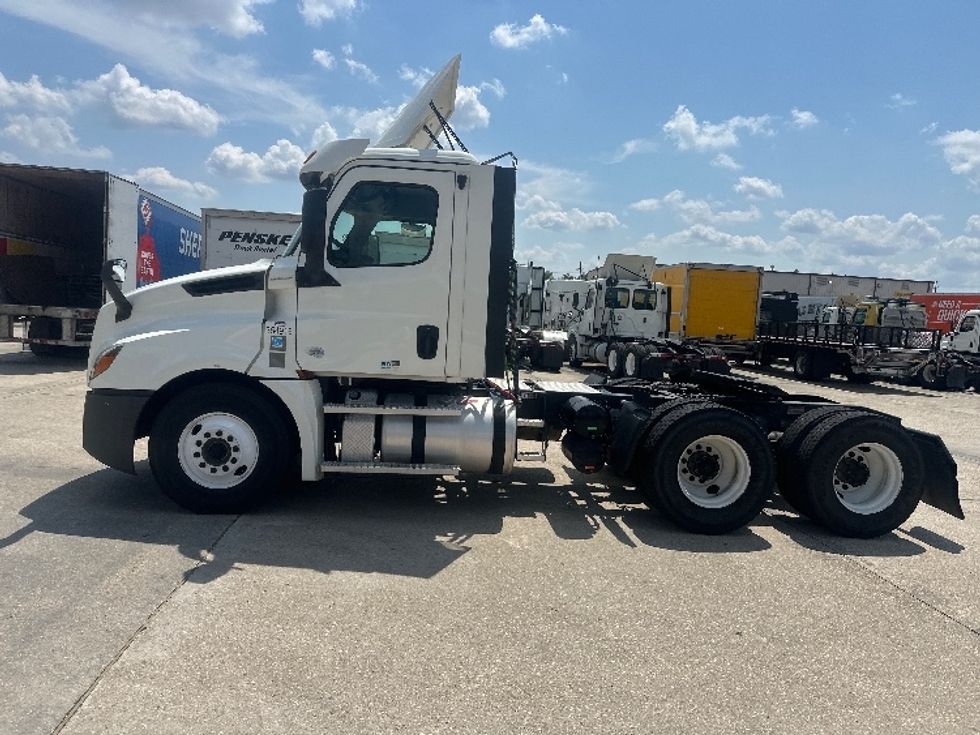 2020 Freightliner Cascadia 126" Day cab photo 4