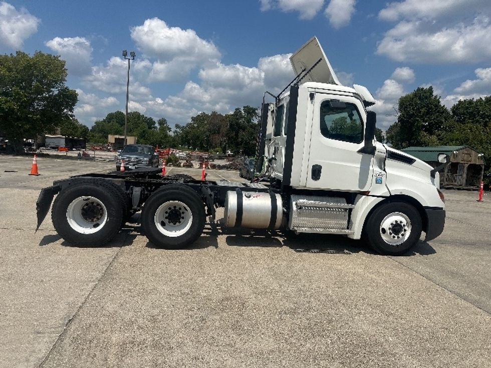 Day Cab Tractor-Heavy Duty Tractors-Freightliner-2020-T12664ST-Hammond-LA-235,550\n\t\tmiles-$ 66,000 - Image 8