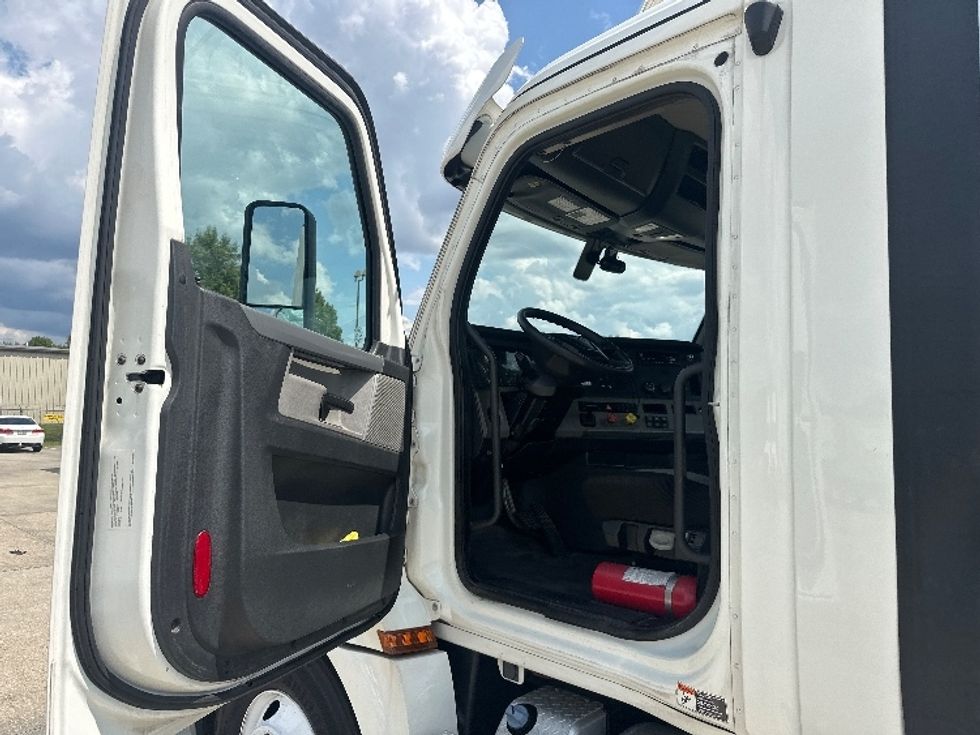 Day Cab Tractor-Heavy Duty Tractors-Freightliner-2020-T12664ST-Hammond-LA-235,550\n\t\tmiles-$ 66,000 - Image 9