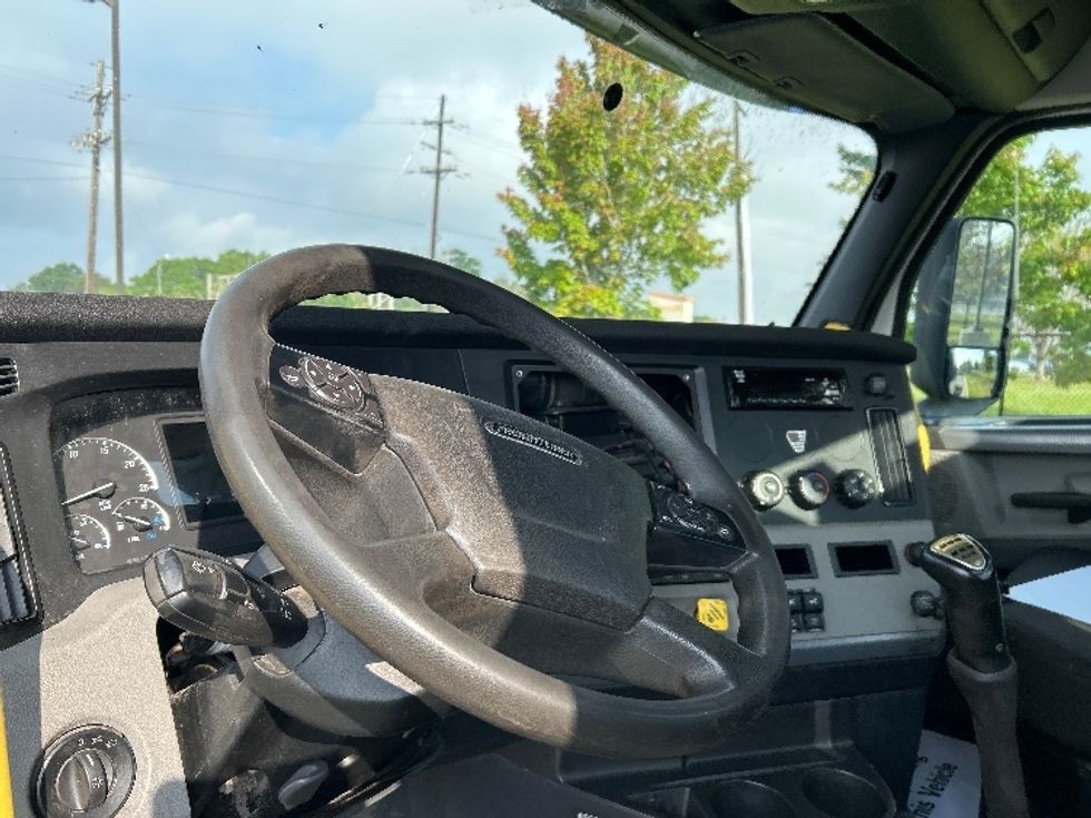 Day Cab Tractor-Heavy Duty Tractors-Freightliner-2020-T12664ST-Hammond-LA-280,381\n\t\tmiles-$ 54,000 - Image 10