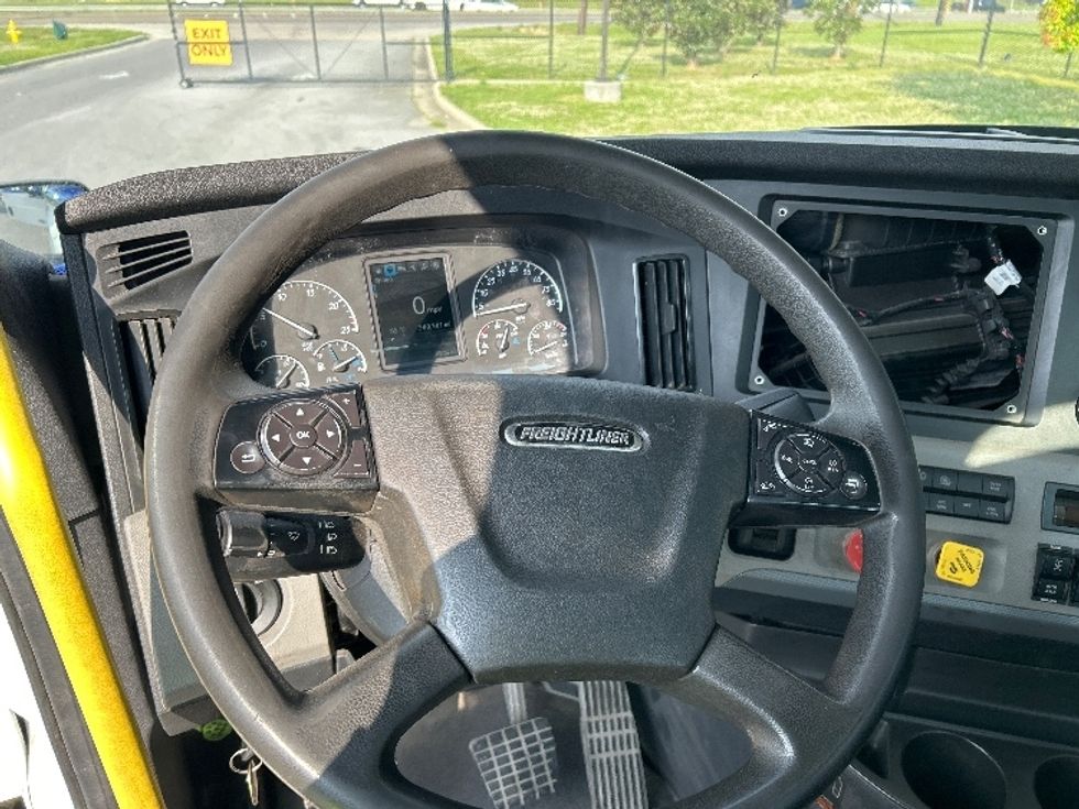 Day Cab Tractor-Heavy Duty Tractors-Freightliner-2020-T12664ST-Hammond-LA-280,381\n\t\tmiles-$ 54,000 - Image 11