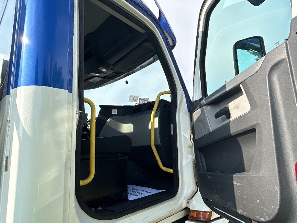 Day Cab Tractor-Heavy Duty Tractors-Freightliner-2020-T12664ST-Hammond-LA-280,381\n\t\tmiles-$ 54,000 - Image 12