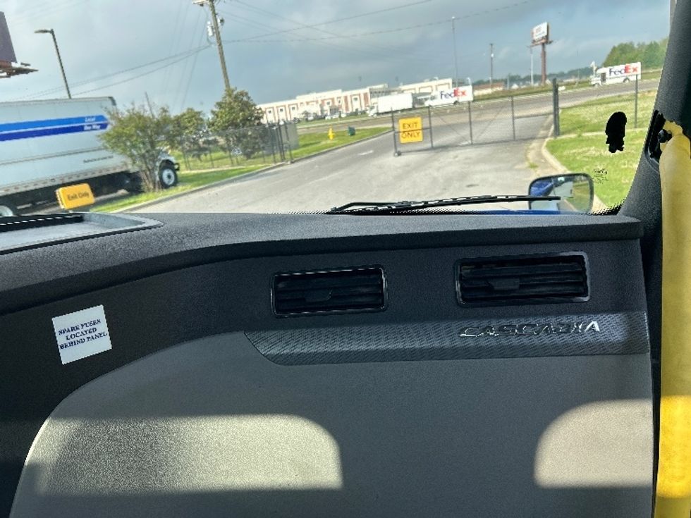 Day Cab Tractor-Heavy Duty Tractors-Freightliner-2020-T12664ST-Hammond-LA-280,381\n\t\tmiles-$ 54,000 - Image 13