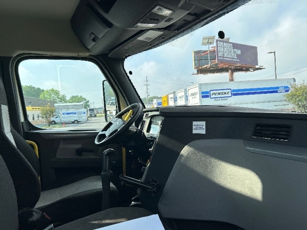 Day Cab Tractor-Heavy Duty Tractors-Freightliner-2020-T12664ST-Hammond-LA-280,381\n\t\tmiles-$ 54,000 - Image 14