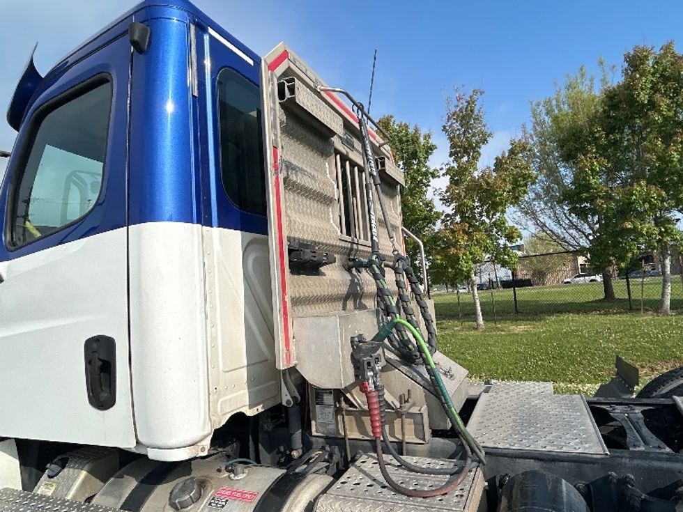 Day Cab Tractor-Heavy Duty Tractors-Freightliner-2020-T12664ST-Hammond-LA-280,381\n\t\tmiles-$ 54,000 - Image 17