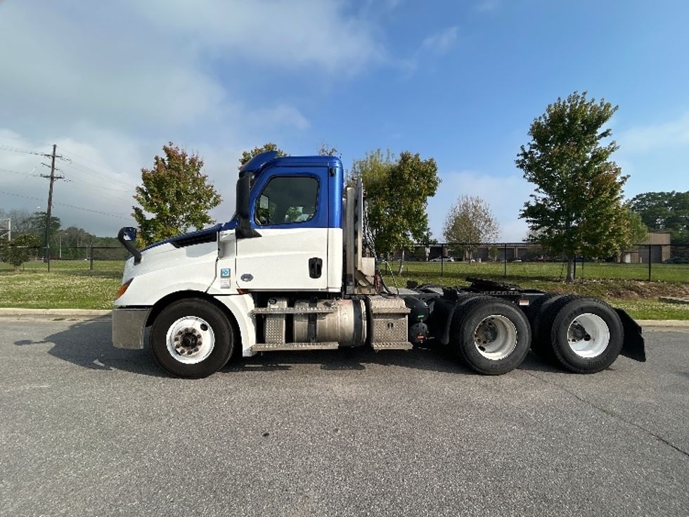 Day Cab Tractor-Heavy Duty Tractors-Freightliner-2020-T12664ST-Hammond-LA-280,381\n\t\tmiles-$ 54,000 - Image 4