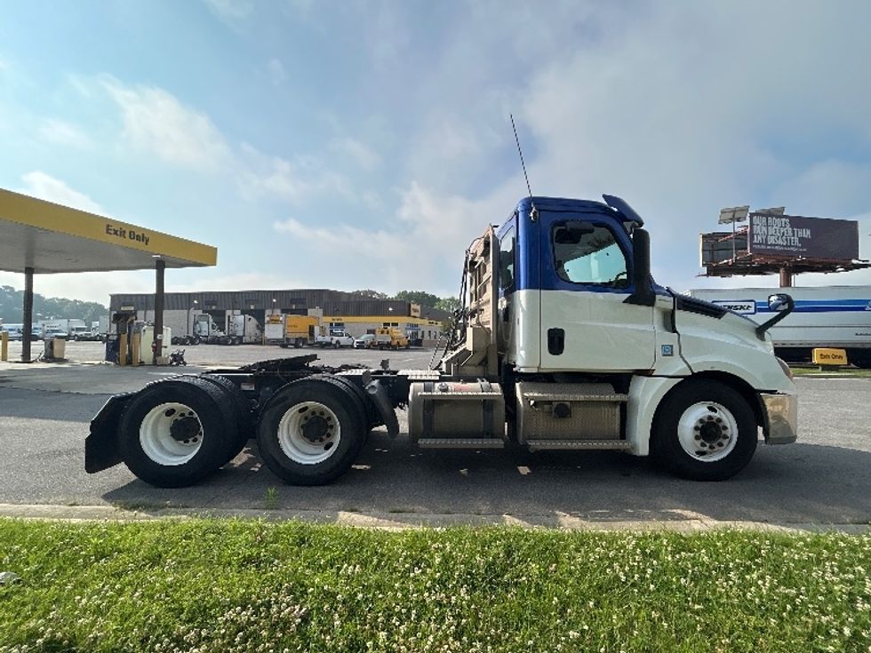 Day Cab Tractor-Heavy Duty Tractors-Freightliner-2020-T12664ST-Hammond-LA-280,381\n\t\tmiles-$ 54,000 - Image 8