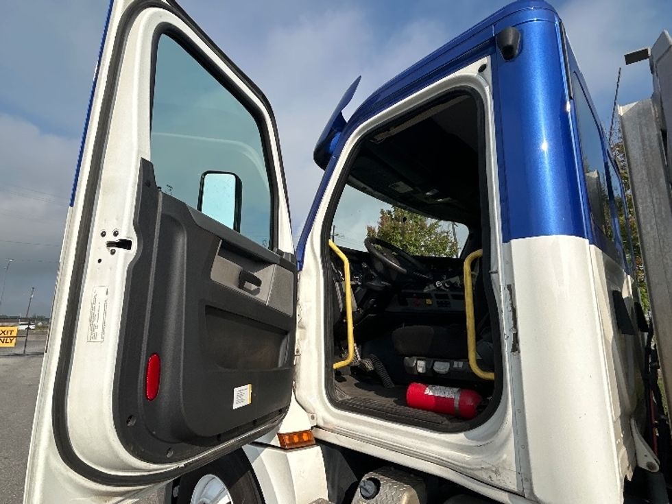 Day Cab Tractor-Heavy Duty Tractors-Freightliner-2020-T12664ST-Hammond-LA-280,381\n\t\tmiles-$ 54,000 - Image 9