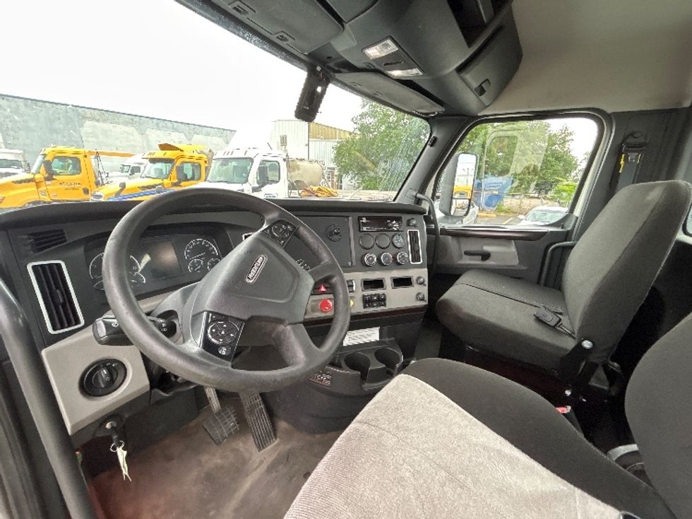 Day Cab Tractor-Heavy Duty Tractors-Freightliner-2020-T12664ST-Hammond-LA-294,170\n\t\tmiles-$ 64,250 - Image 10