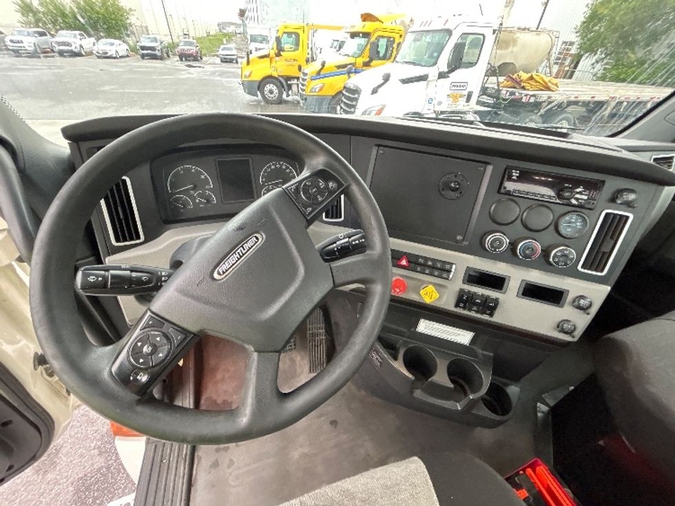 Day Cab Tractor-Heavy Duty Tractors-Freightliner-2020-T12664ST-Hammond-LA-294,170\n\t\tmiles-$ 64,250 - Image 11