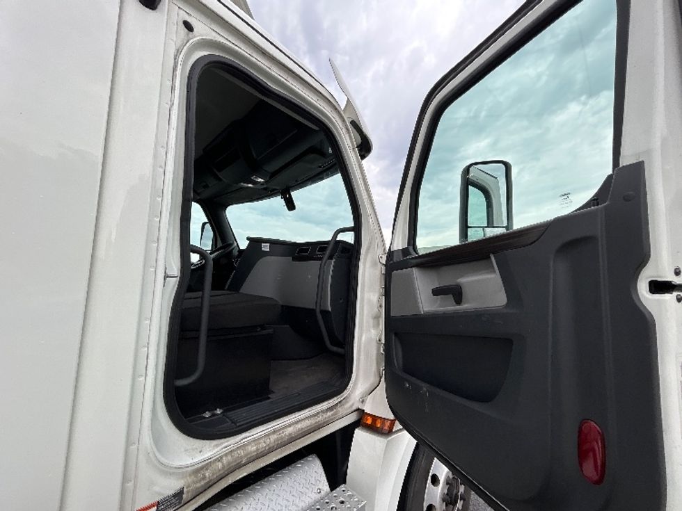 Day Cab Tractor-Heavy Duty Tractors-Freightliner-2020-T12664ST-Hammond-LA-294,170\n\t\tmiles-$ 64,250 - Image 12