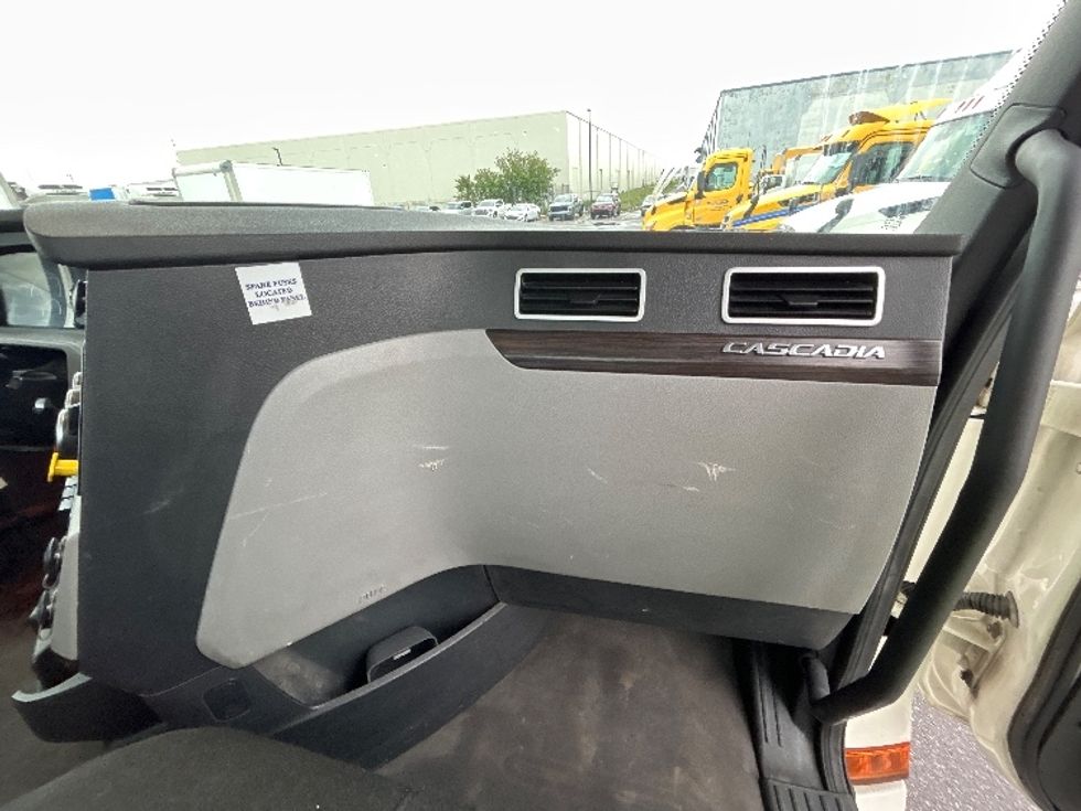 Day Cab Tractor-Heavy Duty Tractors-Freightliner-2020-T12664ST-Hammond-LA-294,170\n\t\tmiles-$ 64,250 - Image 13