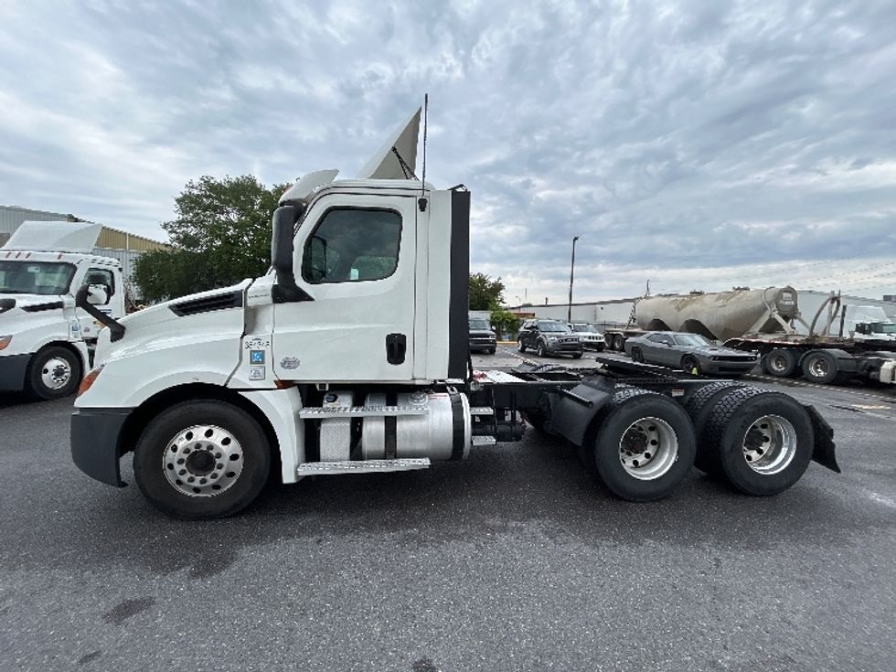 Day Cab Tractor-Heavy Duty Tractors-Freightliner-2020-T12664ST-Hammond-LA-294,170\n\t\tmiles-$ 64,250 - Image 4