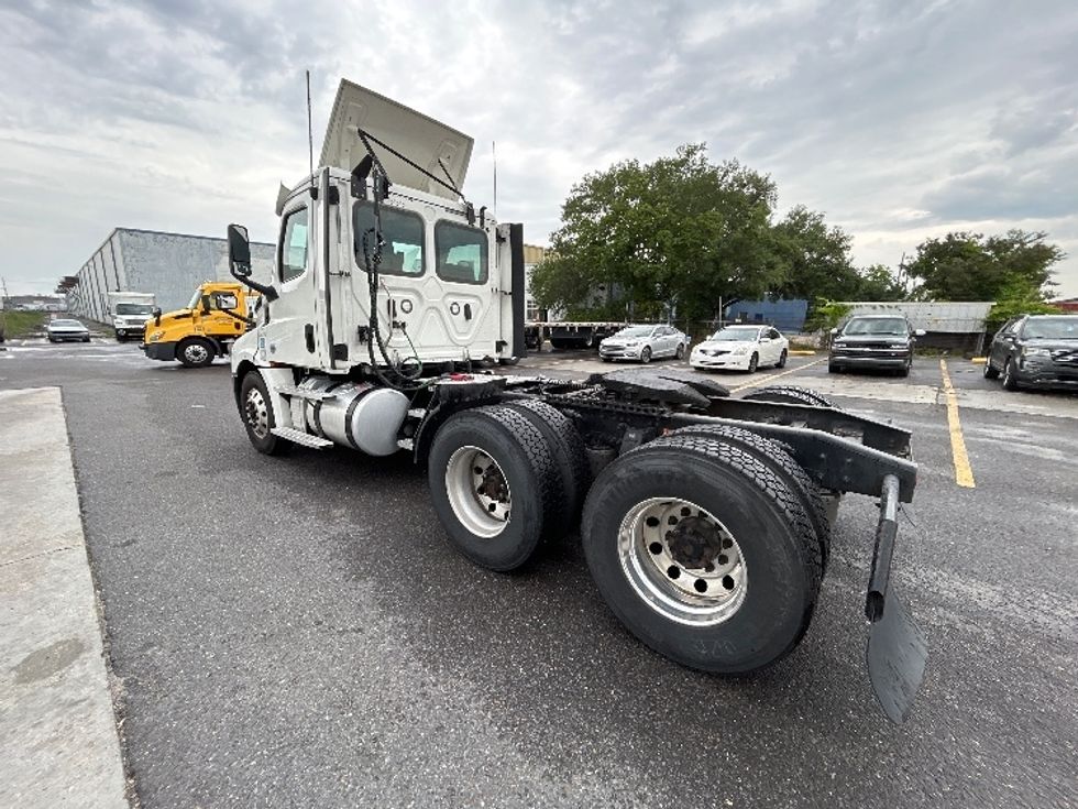 Day Cab Tractor-Heavy Duty Tractors-Freightliner-2020-T12664ST-Hammond-LA-294,170\n\t\tmiles-$ 64,250 - Image 5