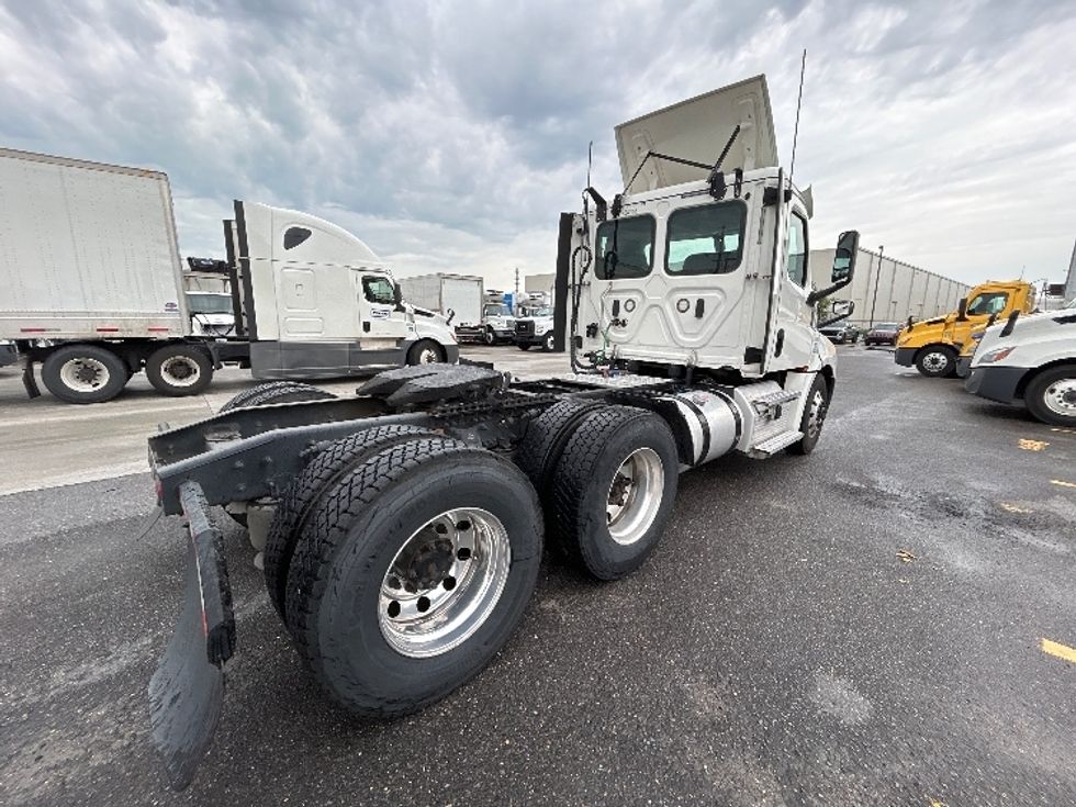 Day Cab Tractor-Heavy Duty Tractors-Freightliner-2020-T12664ST-Hammond-LA-294,170\n\t\tmiles-$ 64,250 - Image 7