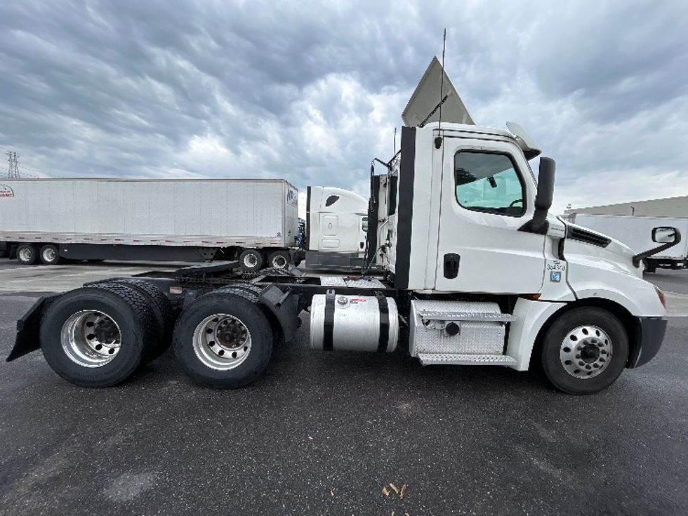 Day Cab Tractor-Heavy Duty Tractors-Freightliner-2020-T12664ST-Hammond-LA-294,170\n\t\tmiles-$ 64,250 - Image 8