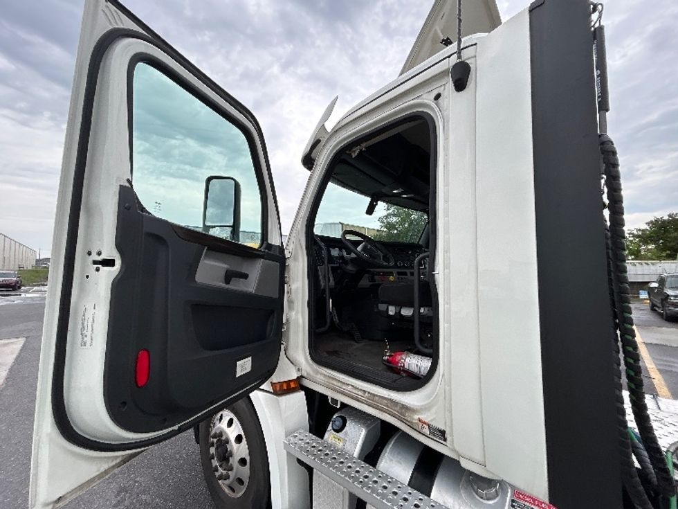 Day Cab Tractor-Heavy Duty Tractors-Freightliner-2020-T12664ST-Hammond-LA-294,170\n\t\tmiles-$ 64,250 - Image 9