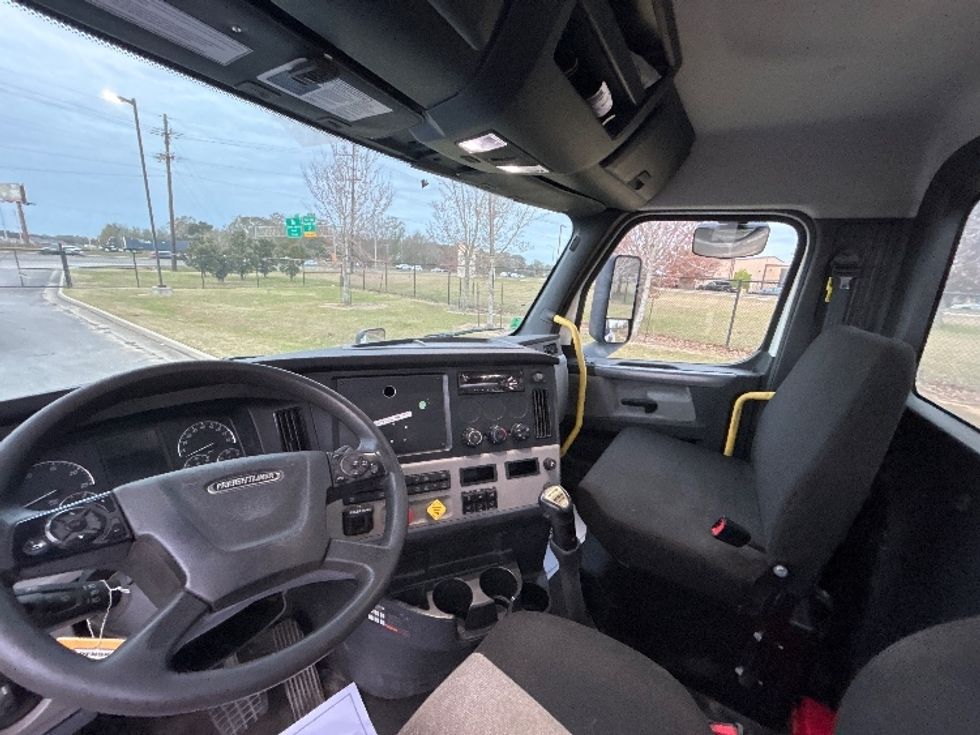 Day Cab Tractor-Heavy Duty Tractors-Freightliner-2020-T12664ST-Hammond-LA-304,302\n\t\tmiles-$ 52,750 - Image 10