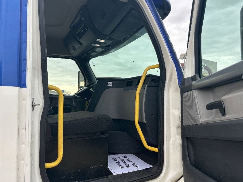 Day Cab Tractor-Heavy Duty Tractors-Freightliner-2020-T12664ST-Hammond-LA-304,302\n\t\tmiles-$ 52,750 - Image 12