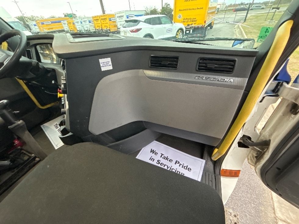 Day Cab Tractor-Heavy Duty Tractors-Freightliner-2020-T12664ST-Hammond-LA-304,302\n\t\tmiles-$ 52,750 - Image 13