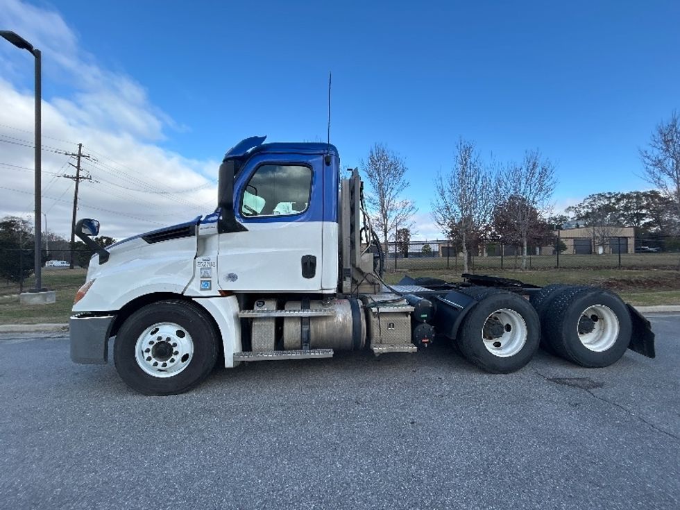Day Cab Tractor-Heavy Duty Tractors-Freightliner-2020-T12664ST-Hammond-LA-304,302\n\t\tmiles-$ 52,750 - Image 4