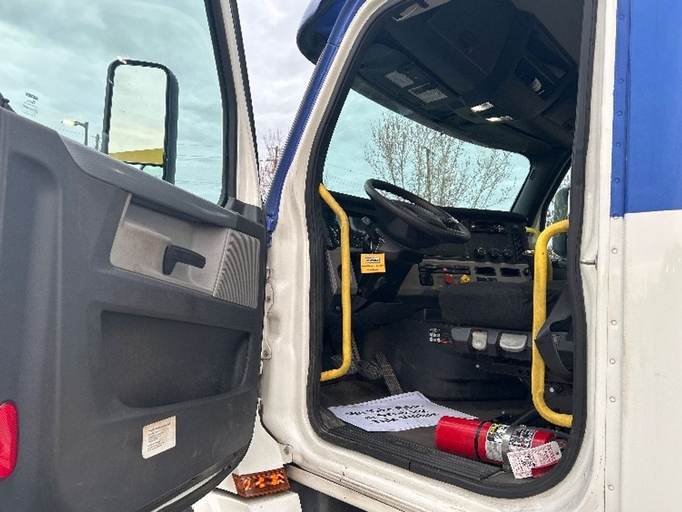 Day Cab Tractor-Heavy Duty Tractors-Freightliner-2020-T12664ST-Hammond-LA-304,302\n\t\tmiles-$ 52,750 - Image 9