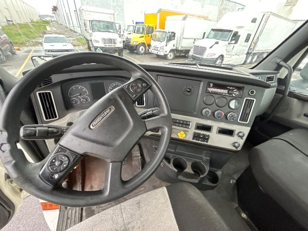 Day Cab Tractor-Heavy Duty Tractors-Freightliner-2020-T12664ST-Hammond-LA-342,945\n\t\tmiles-$ 61,500 - Image 11