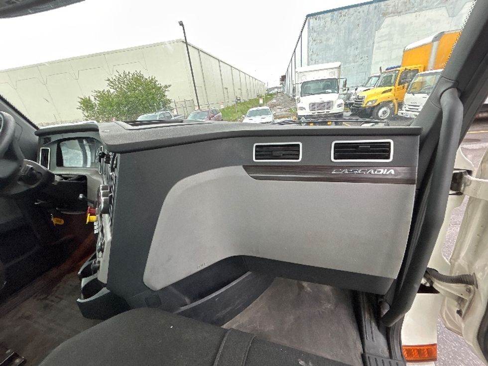 Day Cab Tractor-Heavy Duty Tractors-Freightliner-2020-T12664ST-Hammond-LA-342,945\n\t\tmiles-$ 61,500 - Image 13