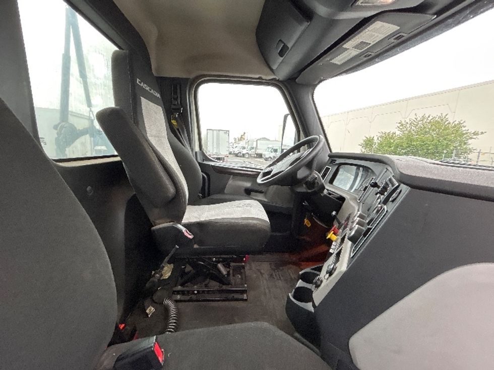 Day Cab Tractor-Heavy Duty Tractors-Freightliner-2020-T12664ST-Hammond-LA-342,945\n\t\tmiles-$ 61,500 - Image 14