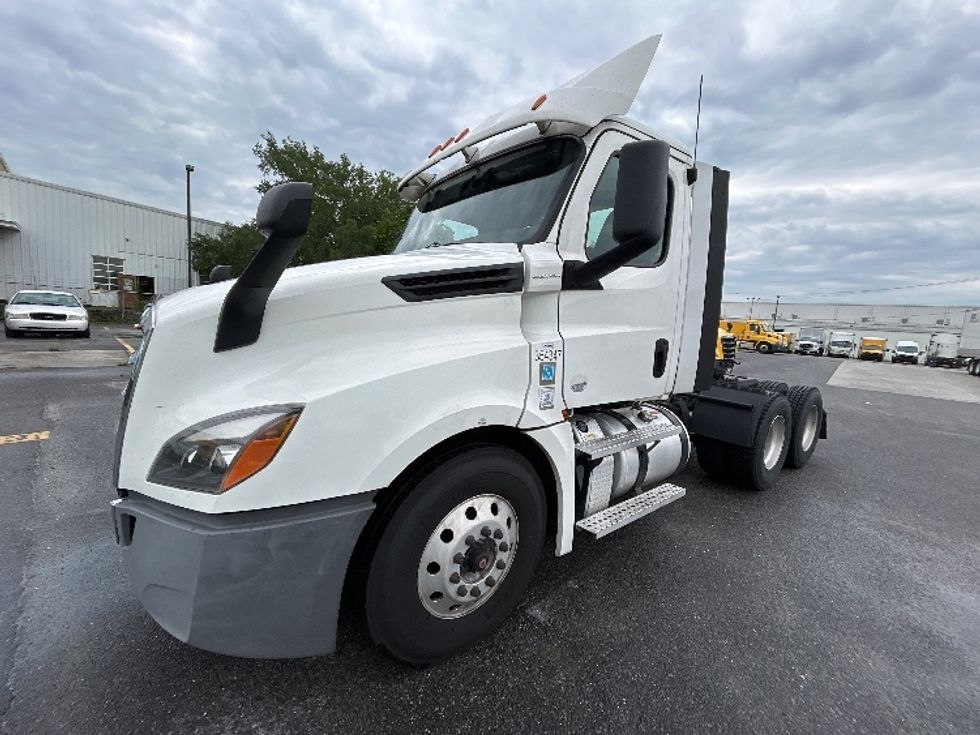 Day Cab Tractor-Heavy Duty Tractors-Freightliner-2020-T12664ST-Hammond-LA-342,945\n\t\tmiles-$ 61,500 - Image 3