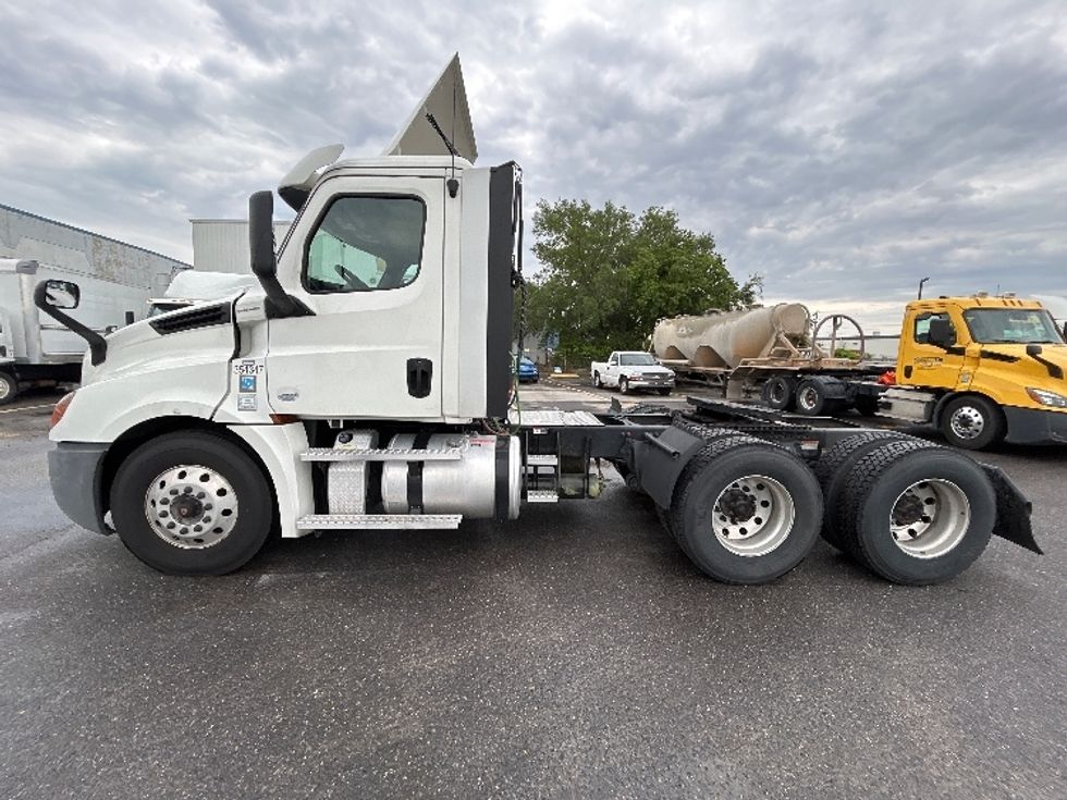 Day Cab Tractor-Heavy Duty Tractors-Freightliner-2020-T12664ST-Hammond-LA-342,945\n\t\tmiles-$ 61,500 - Image 4