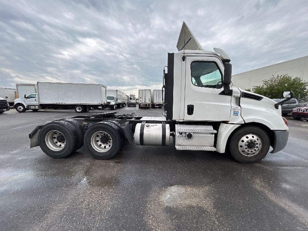 Day Cab Tractor-Heavy Duty Tractors-Freightliner-2020-T12664ST-Hammond-LA-342,945\n\t\tmiles-$ 61,500 - Image 8