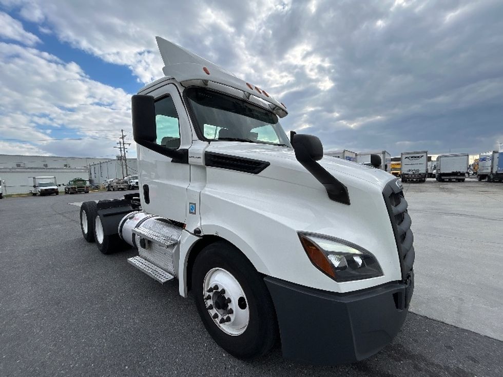 Day Cab Tractor-Heavy Duty Tractors-Freightliner-2020-T12664ST-Hammond-LA-354,571\n\t\tmiles-$ 57,000 - Image 1