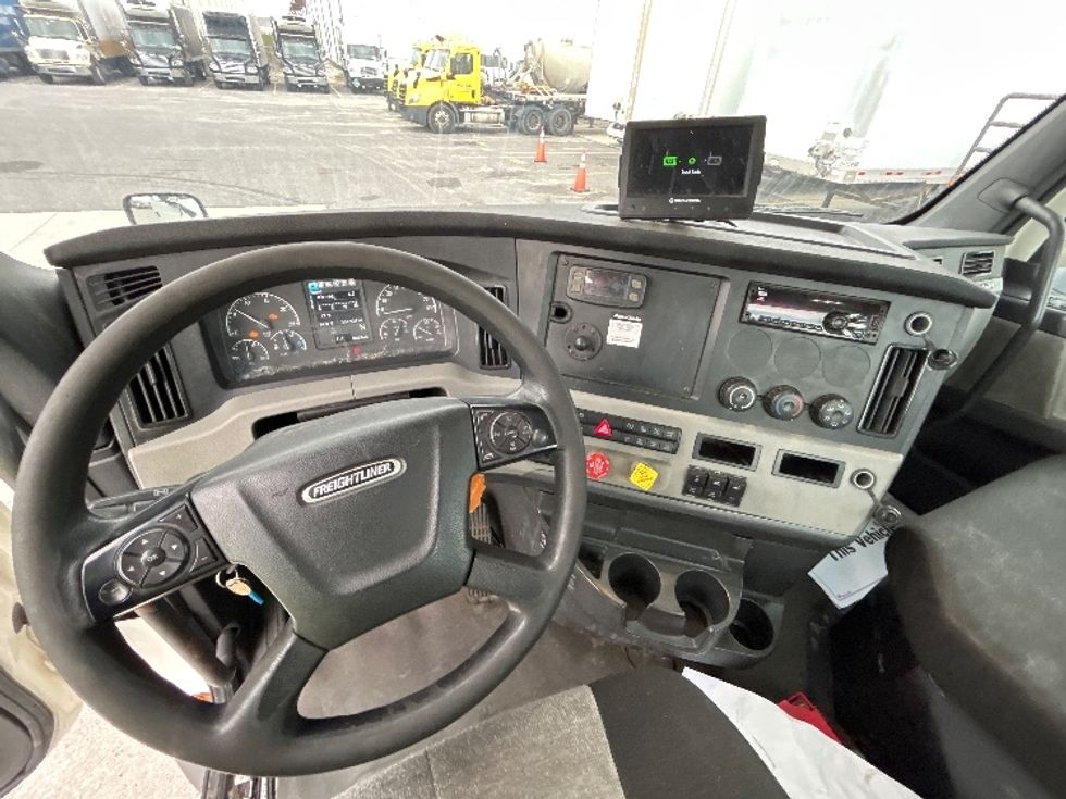Day Cab Tractor-Heavy Duty Tractors-Freightliner-2020-T12664ST-Hammond-LA-354,571\n\t\tmiles-$ 57,000 - Image 11