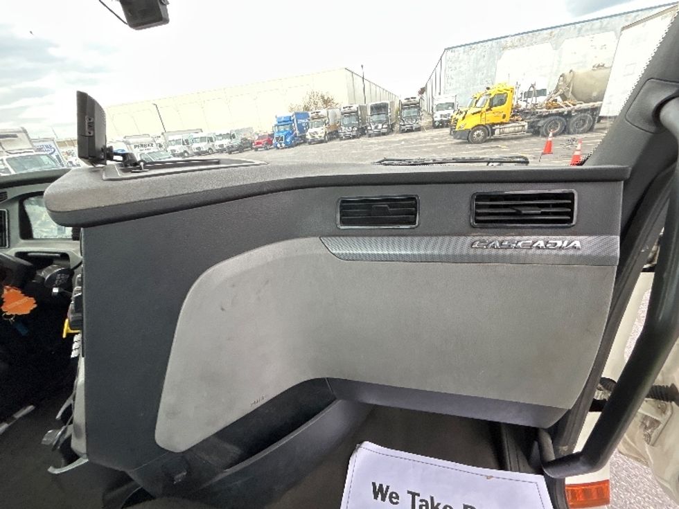 Day Cab Tractor-Heavy Duty Tractors-Freightliner-2020-T12664ST-Hammond-LA-354,571\n\t\tmiles-$ 57,000 - Image 13