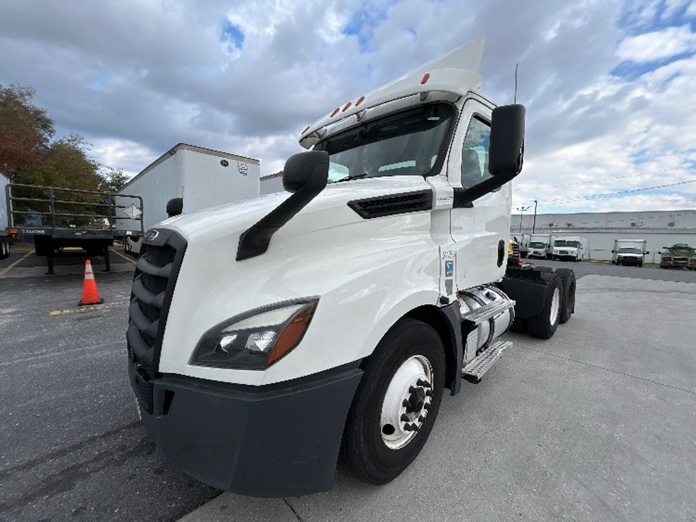 Day Cab Tractor-Heavy Duty Tractors-Freightliner-2020-T12664ST-Hammond-LA-354,571\n\t\tmiles-$ 57,000 - Image 3