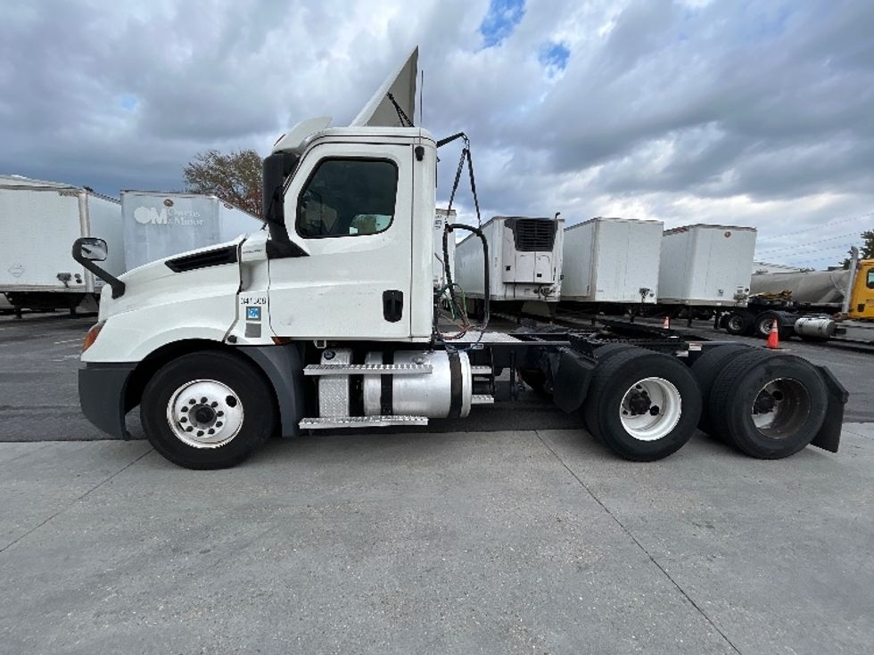 Day Cab Tractor-Heavy Duty Tractors-Freightliner-2020-T12664ST-Hammond-LA-354,571\n\t\tmiles-$ 57,000 - Image 4