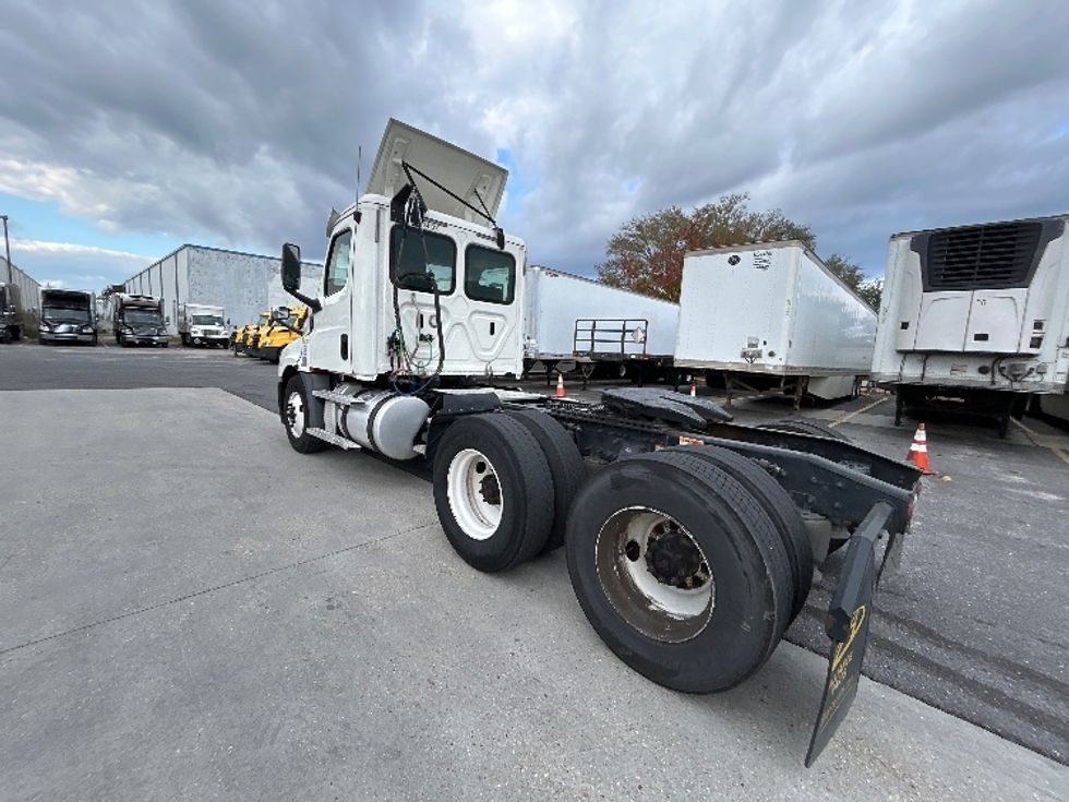 Day Cab Tractor-Heavy Duty Tractors-Freightliner-2020-T12664ST-Hammond-LA-354,571\n\t\tmiles-$ 57,000 - Image 5