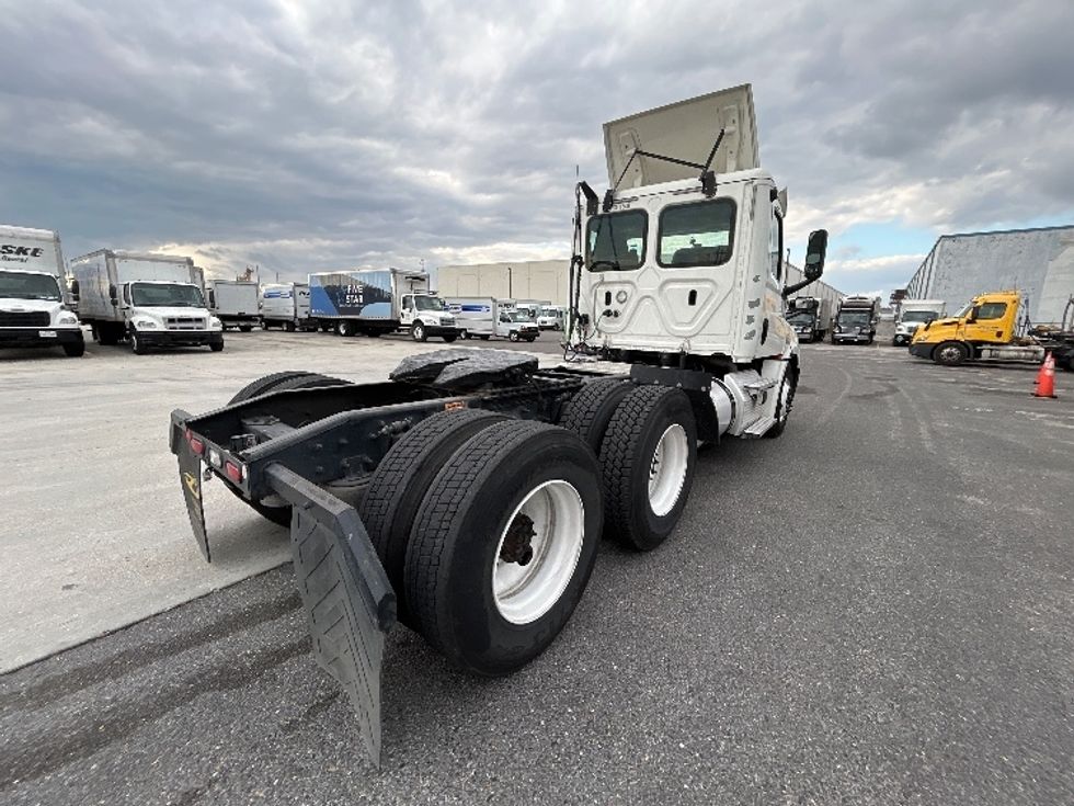 Day Cab Tractor-Heavy Duty Tractors-Freightliner-2020-T12664ST-Hammond-LA-354,571\n\t\tmiles-$ 57,000 - Image 7